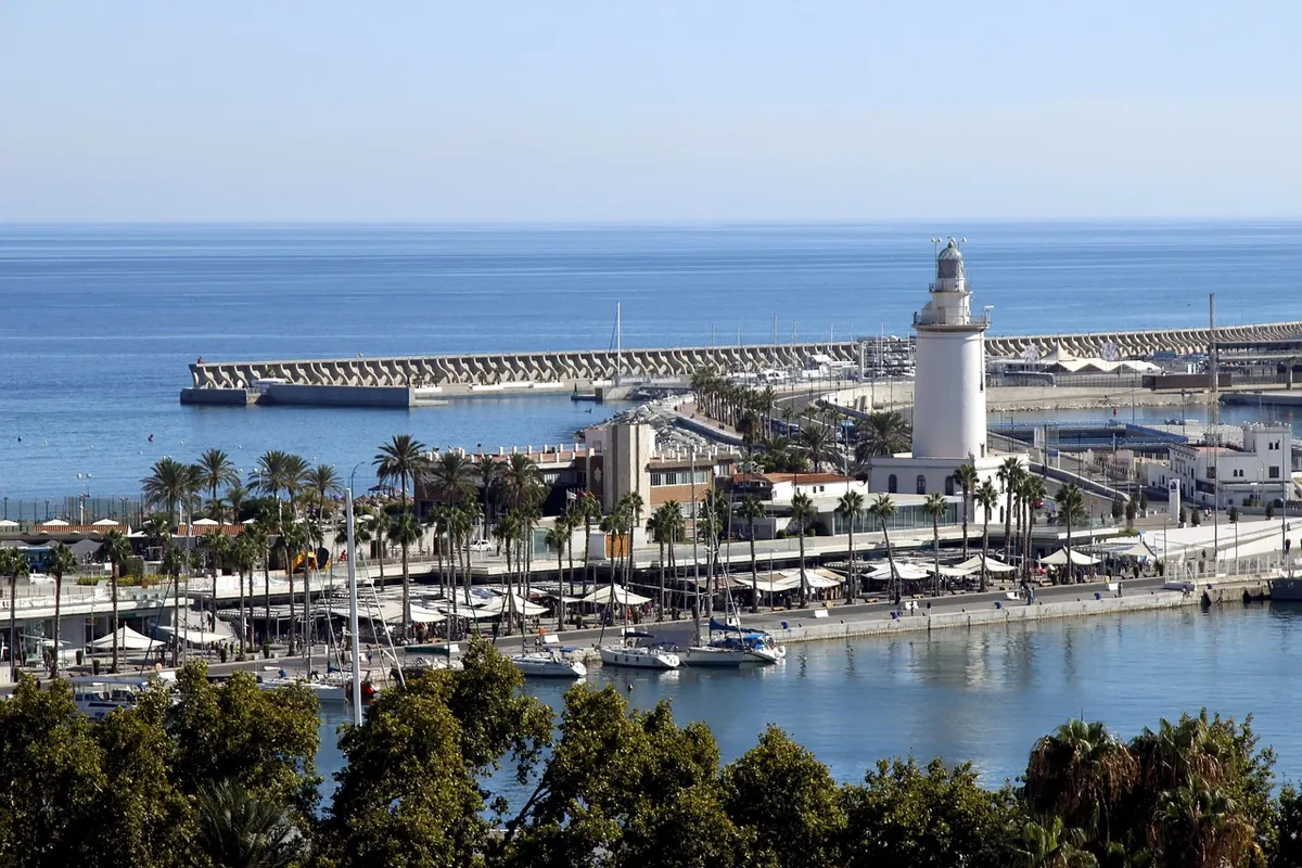 The port and lighthouse of Málaga