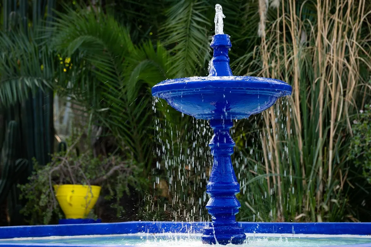The blue fountain at Jardin Majorelle