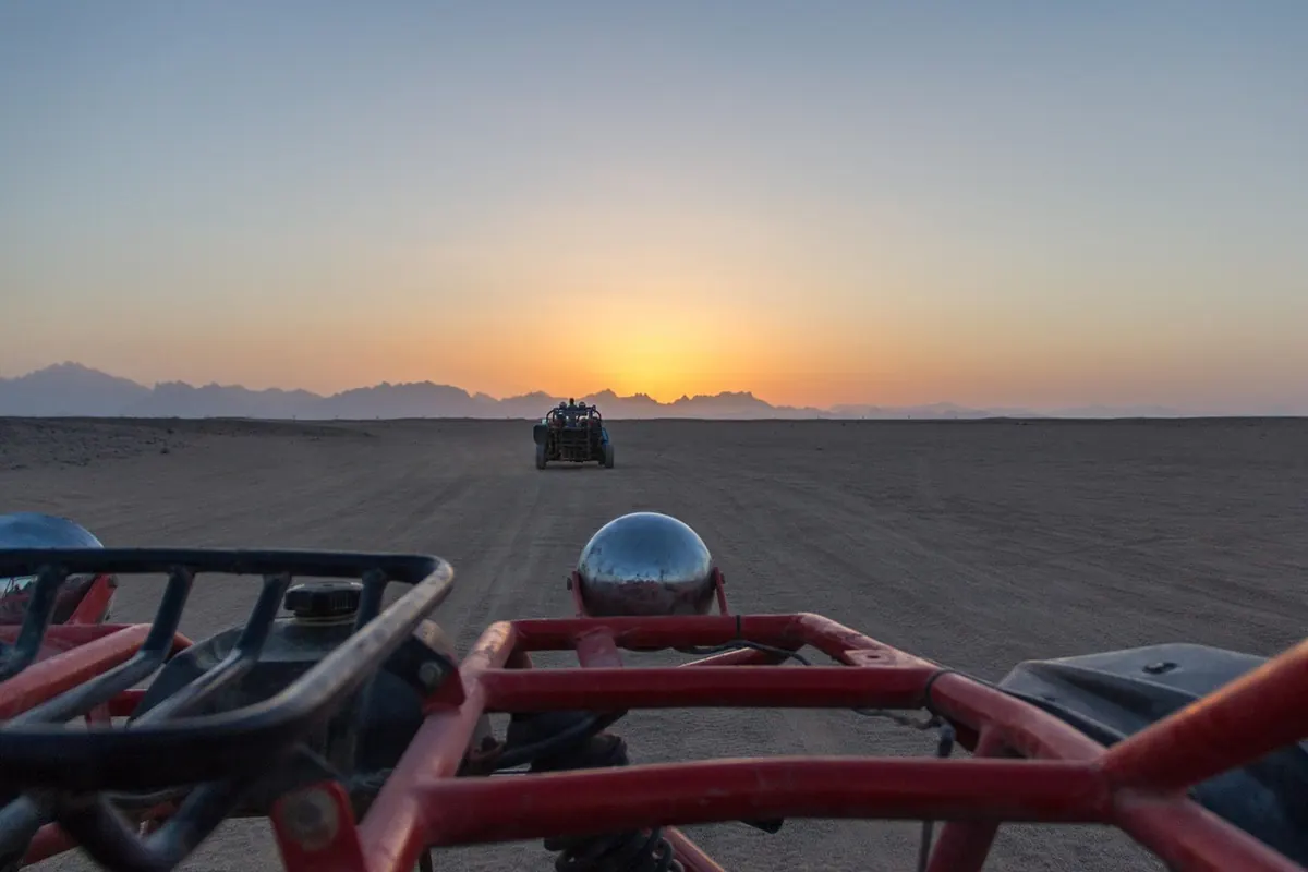 Eine Buggy-Tour in der Wüste bei Sonnenuntergang