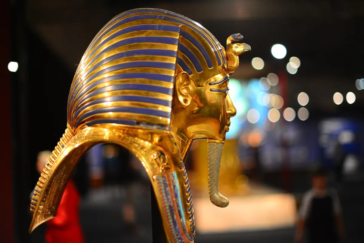 A golden Tutankhamun mask