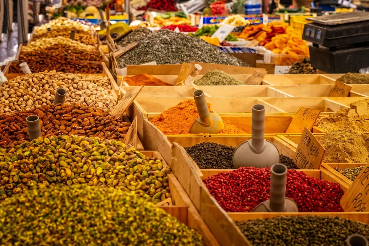Gewürze an einem Marktstand