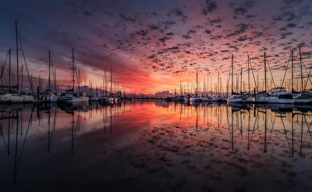 Boote in einer Marina bei Sonnenuntergang