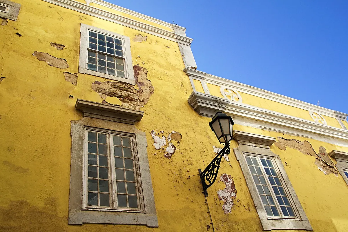 A historic yellow building in Faro