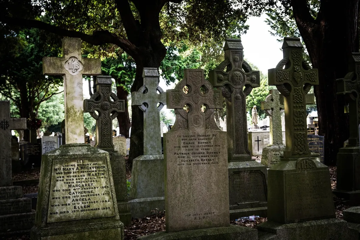 Graves and Celtic crosses in Glasnevin Cemetery
