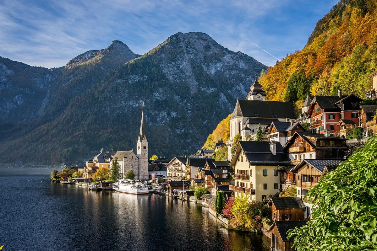 Hallstatt village on the shore of Hallstätter See