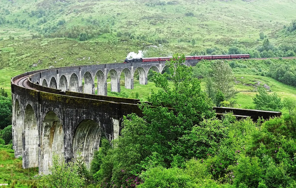 A train crossing the Glenfinnan Viaduct