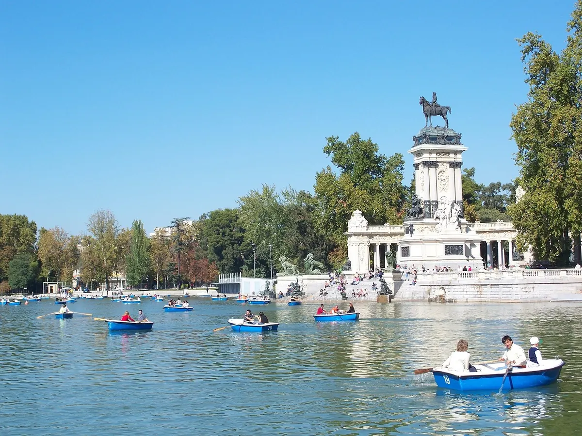 Rowing boats on the lake in Retiro Park
