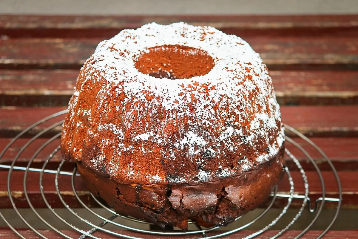 A Gugelhupf dusted with icing sugar