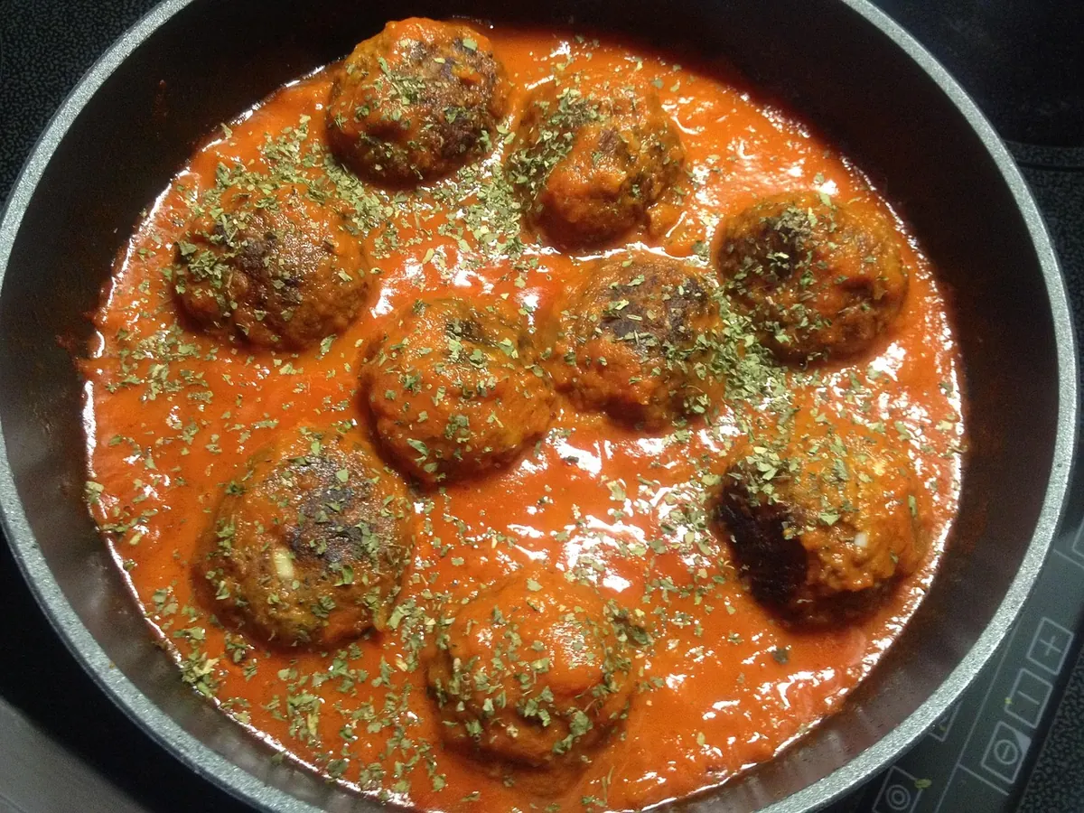 Albóndigas in tomato sauce