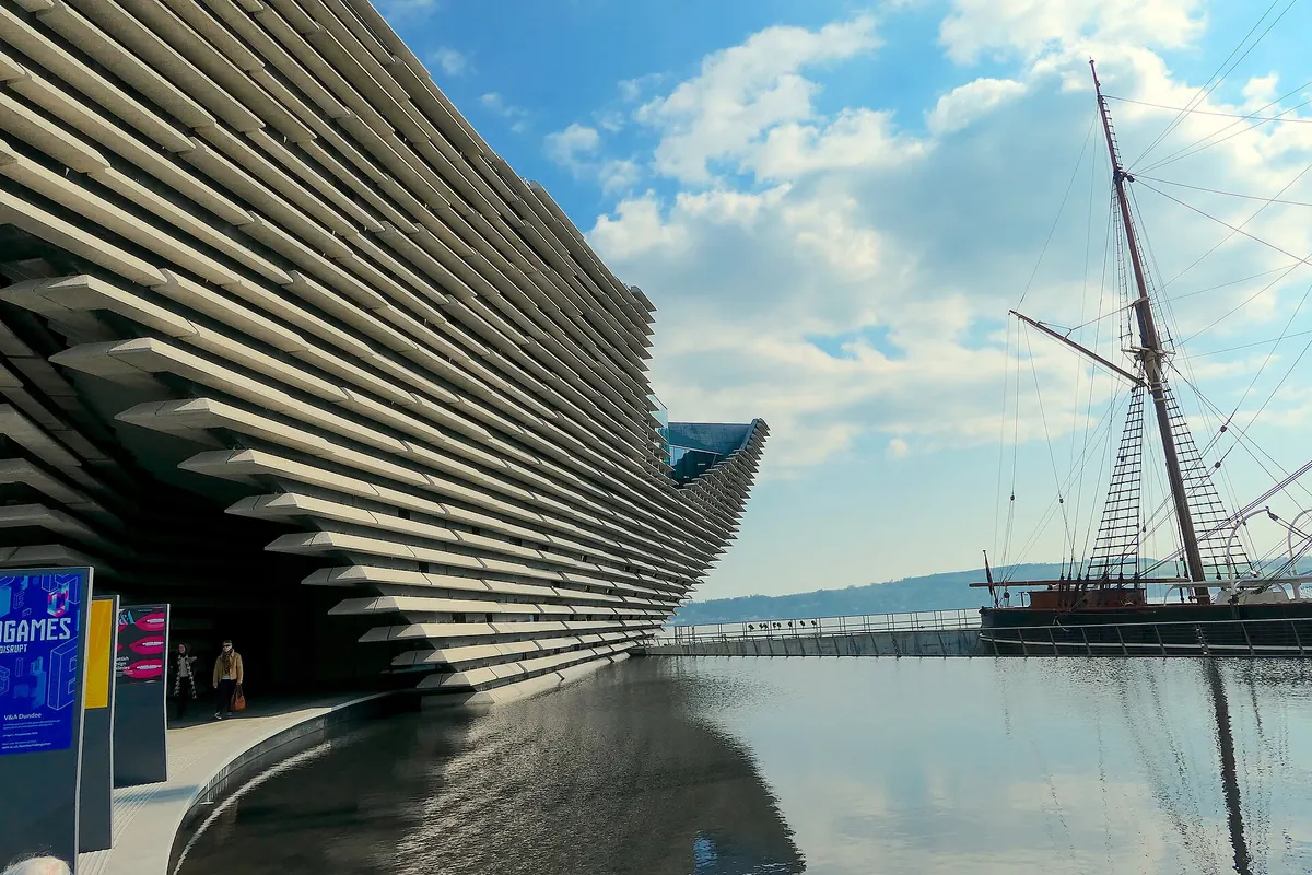 V&A Dundee with the RRS Discovery behind it