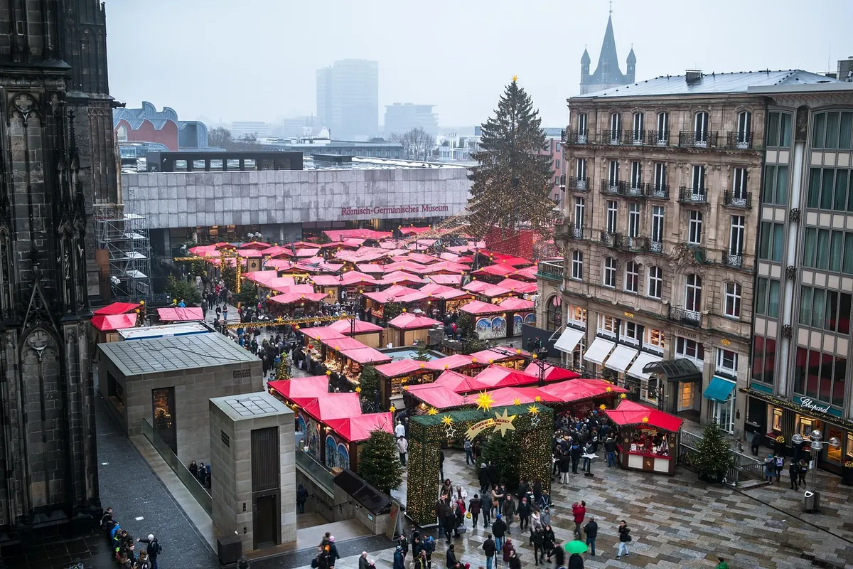 The Christmas market below Cologne Cathedral