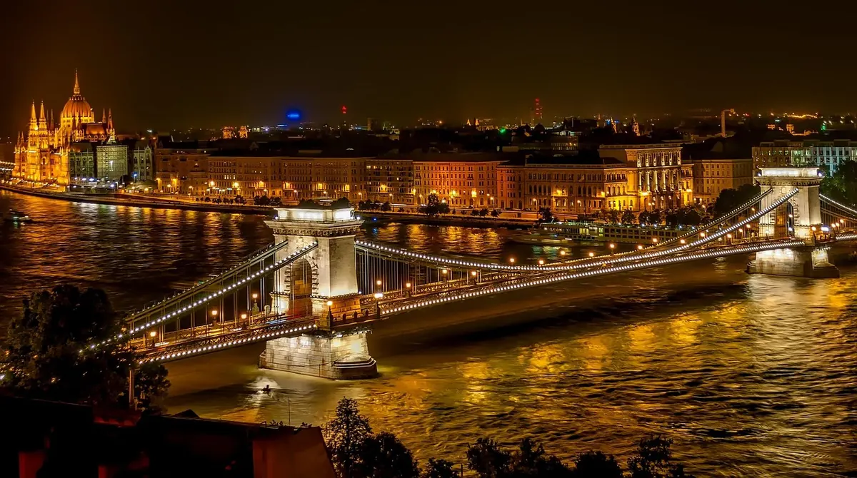 The Chain Bridge in Budapest at night