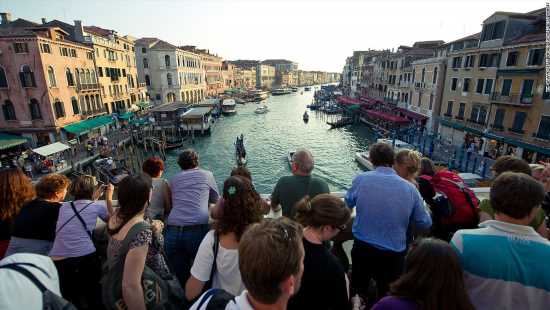 Venice and Florence demand a halt to Airbnb