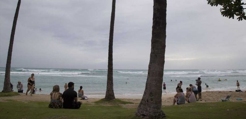 Hawaii’s Gov. Details Effort to Create Vaccine Passport for Travelers to Skip Quarantine