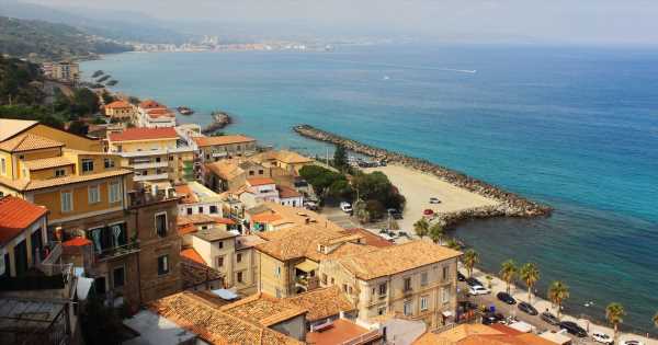 Italy’s new hiking trail winds through 34 miles of beaches, mountains & history