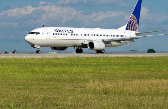 What to Know Before Flying United Airlines, According to Passenger Reviews