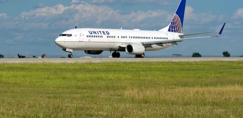 What to Know Before Flying United Airlines, According to Passenger Reviews