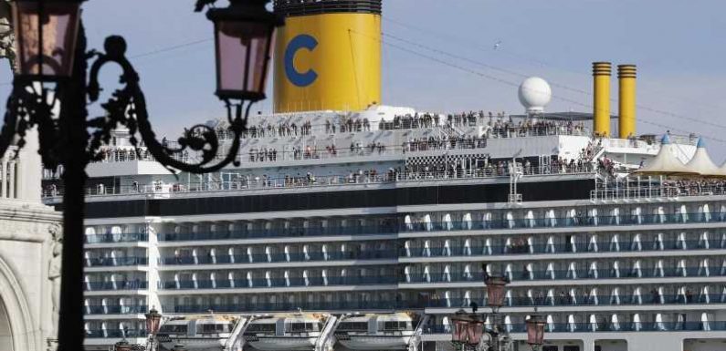 Big cruise ships banned from entering central Venice