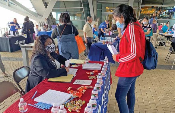 Airport concessions struggle to keep up with bigger crowds