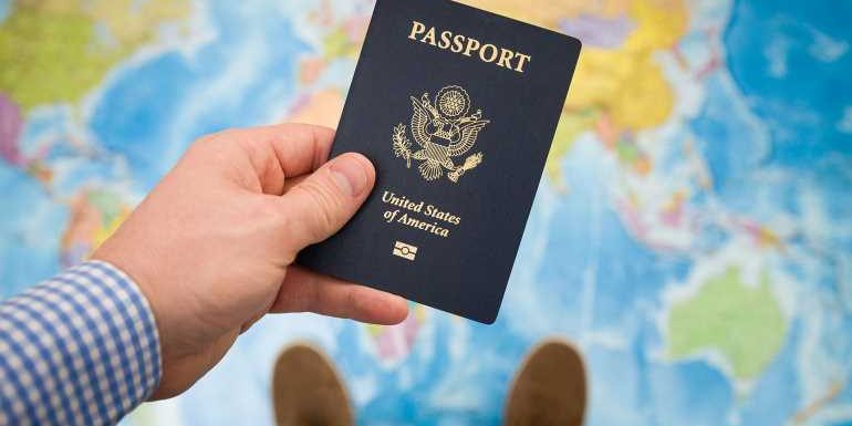 White House calls for online passport renewals