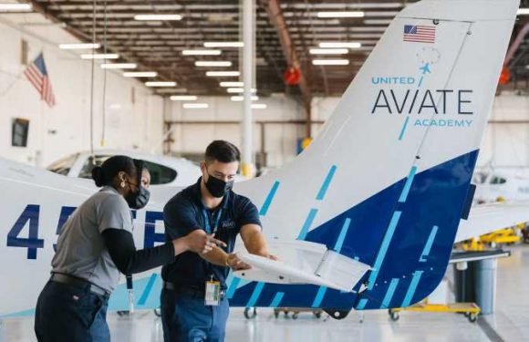 United opens flight-training school in Phoenix