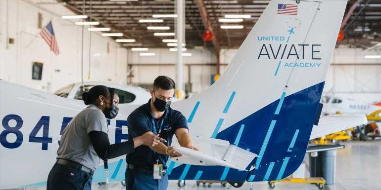 United opens flight-training school in Phoenix