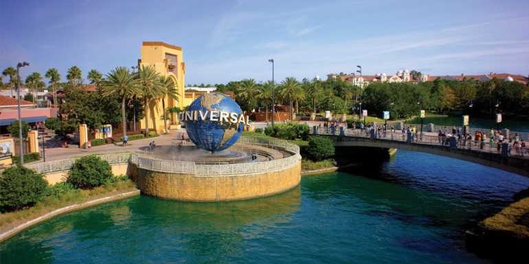 Universal theme parks come roaring back in Q4