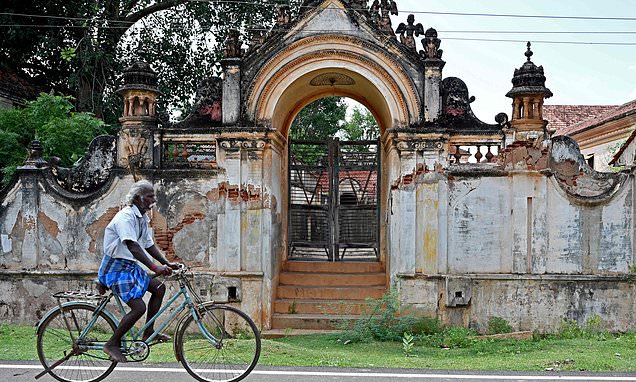 Thousands of ornate mansions in India lie abandoned