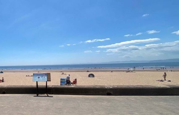 ‘Smelly’ family beach still on ‘pollution alert’ as swimmers urged to stay away