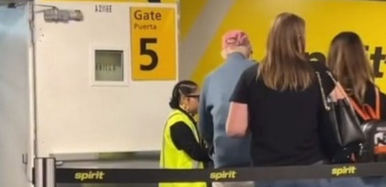 Passenger spots elderly man sneaking extra hand luggage on flight