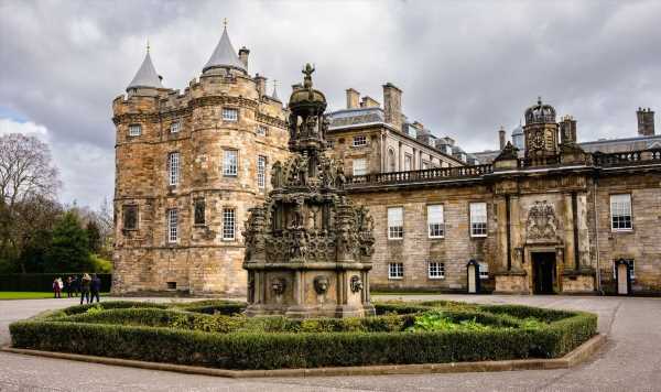 US tourists call Holyrood Palace a ‘big house for someone on benefits’