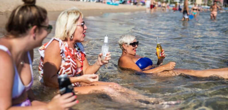 Benidorm lad warns Brits of hefty fines for sleeping and drinking on the beach