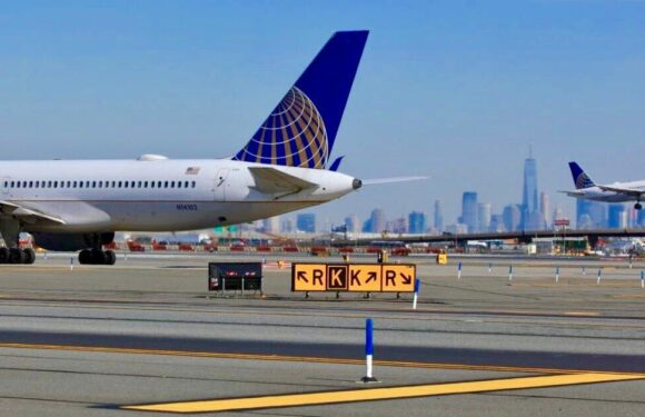 United Airlines again dogged by delays and cancellations