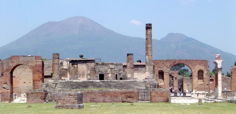A guided tour in Pompeii