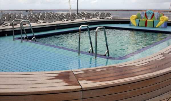 Cruise guest moans about ‘too small’ swimming pool which was ‘chaos’