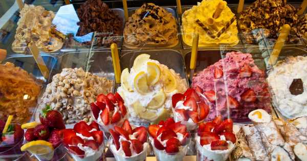 Livid tourists slam ice cream shop’s rules from seating ban to 87p ‘spoon fee’