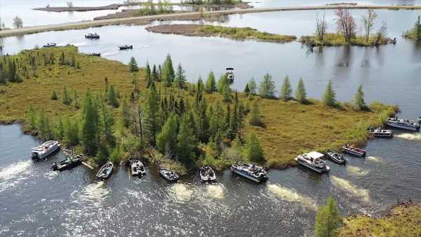 Incredible footage shows boats pushing a FLOATING ISLAND around a lake