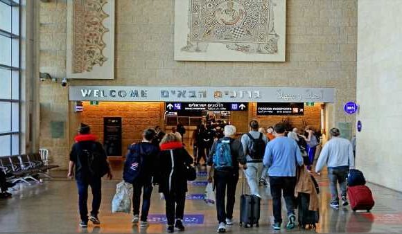 U.S. airlines suspend flying to Israel